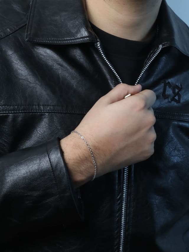 Silver bracelet with thin rings